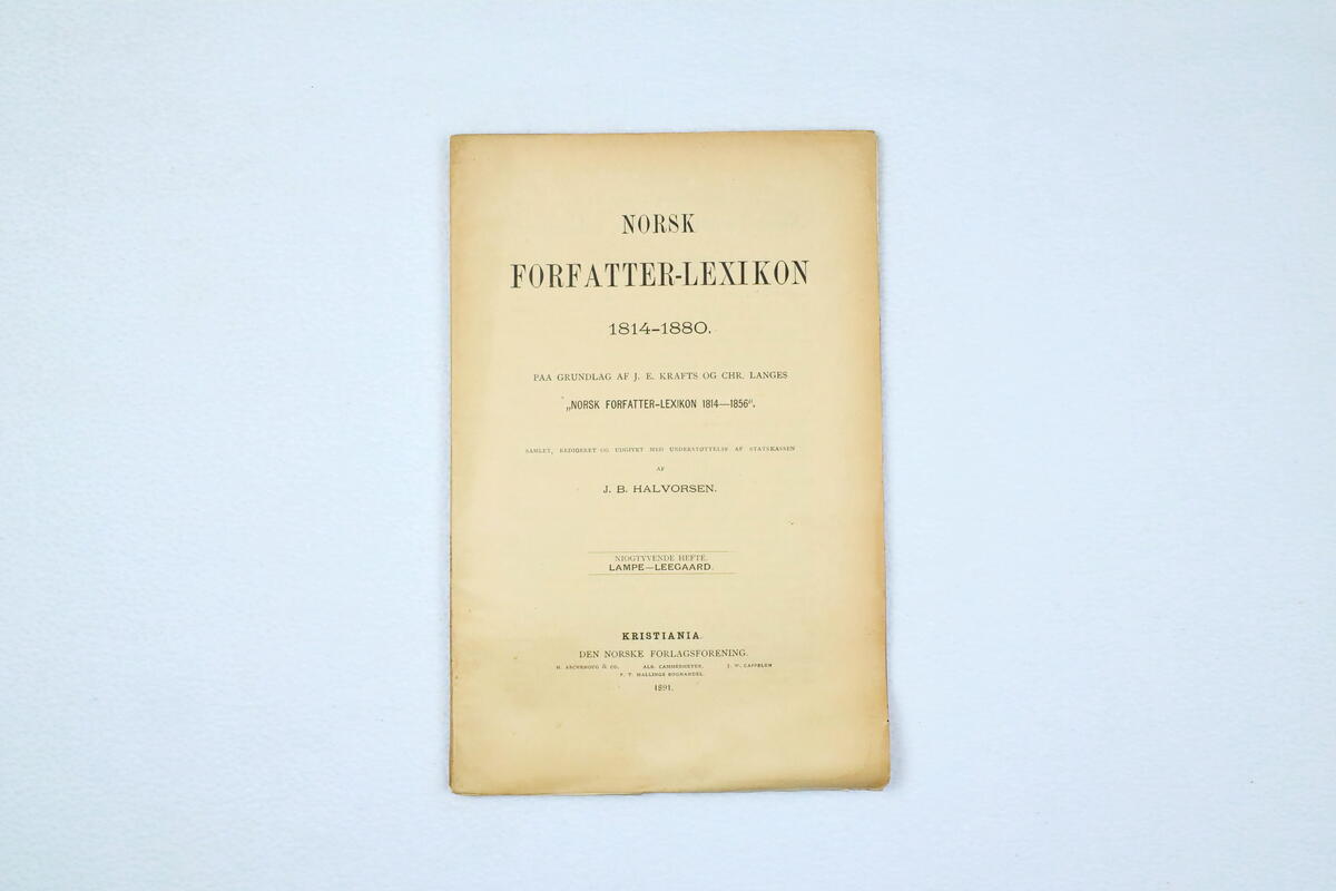 41 bind:
- Første hefte: Aabel-Angel (1881) s.1-64
- Andet hefte: Angell-Asperheim (1881) s. 65-128
- Tredje hefte: Astrup-Bekkevold (1881) s. 129-192
- Fjerde hefte: Bekkevold-Birch (1882) s. 193-256
- Femte hefte: Birch-Bjørnson (1882) s. 257-320
- Sjette hefte: Bjørnson-Boeck (1884) s. 321-384
- Syvende hefte: Boeck-Broch (1884) s. 385-448
- Ottende hefte: Broch-Bugge (1884) s. 449-512
- Niende hefte: Bugge-Bøyesen (1885) s. 513-569
- Tiende hefte: Cammermeyer-Conradi (1885) s. 1-64
- Ellevte hefte: Conradi-Danchertsen (1885) s. 65-128
- Tolvte hefte: Danchertsen-Dyring (1886) s. 129-192
- Trettende hefte: Dyring-Falsen (1886) s. 193-256
- Fjortende hefte: Falsen-Foslund (1886) s. 257-320
- Femtende hefte: Foss-Gjertsen (1886) s. 321-384
- Sextende hefte: Gjertsen-Guldberg (1887) s. 385-448
- Syttende hefte: Guldberg-H. C. Hansen (1887) s. 449-512
- Attende hefte: H. C. Hansen-Hauge (1887) s. 513-576
- Nittende hefte: Hauge-Hertzberg (1888) s. 577-640
- Tyvende hefte: Hertzberg-Holm (1888) s. 641-704
- Enogtyvende hefte: Holm-Høyer (1888) s. 705-797
- Toogtyvende og treogtyvende hefte: Henrik Ibsen (1889) s. 1-84
- Fireogtyvende hefte: Henrik Ibsen-Johansen (1889) s. 85-160
- Femogtyvende hefte: Johanssen-Keyser (1890) s. 161-224
- Sexogtyvende hefte: Kieler-Kleven (1890) s. 225-288
- Syvogtyvende hefte: Klingenberg-Kraft (1890) s. 289-352
- Ottetyvende hefte: Kraft-Lampe (1891) s. 353-416
- Niogtyvende hefte: Lampe-Leegard (1891) s. 417-480
- Tredivte hefte: Leegard-Lindeman (1891) s. 481-536
- Enogtredivte hefte: Lindeman-Løwold (1892) s. 537-604
- Toogtredivte hefte: Mack-Moe (1892) s. 1-64
- Treogtredivte hefte: Moe-Mourly (1892) s. 65-128
- Fireogtredivte hefte: Mourly-Munch (1893) s. 129-192
- Femogtredivte hefte: Munch-Nicolaysen (1893) s. 193-256
- Seksogtredivte hefte: Nicolaysen-Næsheim (1893) s. 257-320
- Syvogtredivte hefte: Næss-Ottesen (1894) s. 321-384
- Otteogtredivte hefte: Ottesen-Pettersen (1895) s. 385-448
- Niogtredivte hefte: Pettersen-Qvam (1895) s. 449-496
- Firtiende hefte: Qvam-Roggen (1895) s. 497-576
- Enogfirtiende hefte: Roggen-Røst (1896) s. 577-660
- Toogfirtiende hefte: Sagen-G. O. Sars (1896) s. 1-40