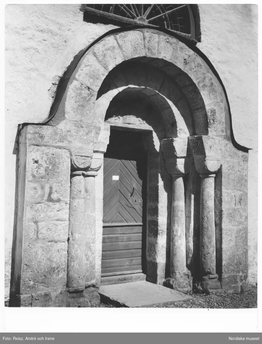 Västergötland. Södra Vings kyrka,  portal från 1100-talet.