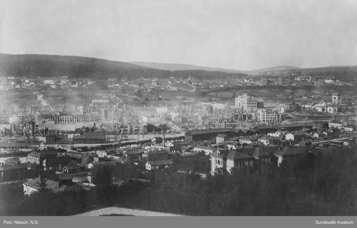 Sundsvalls stadsbrand 1888. Panorama som visar förödelsen tre dagar efter branden den 28/6 1888.