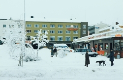 Hamar, Østre torg, vinter, bygårder, forretninger, parkering