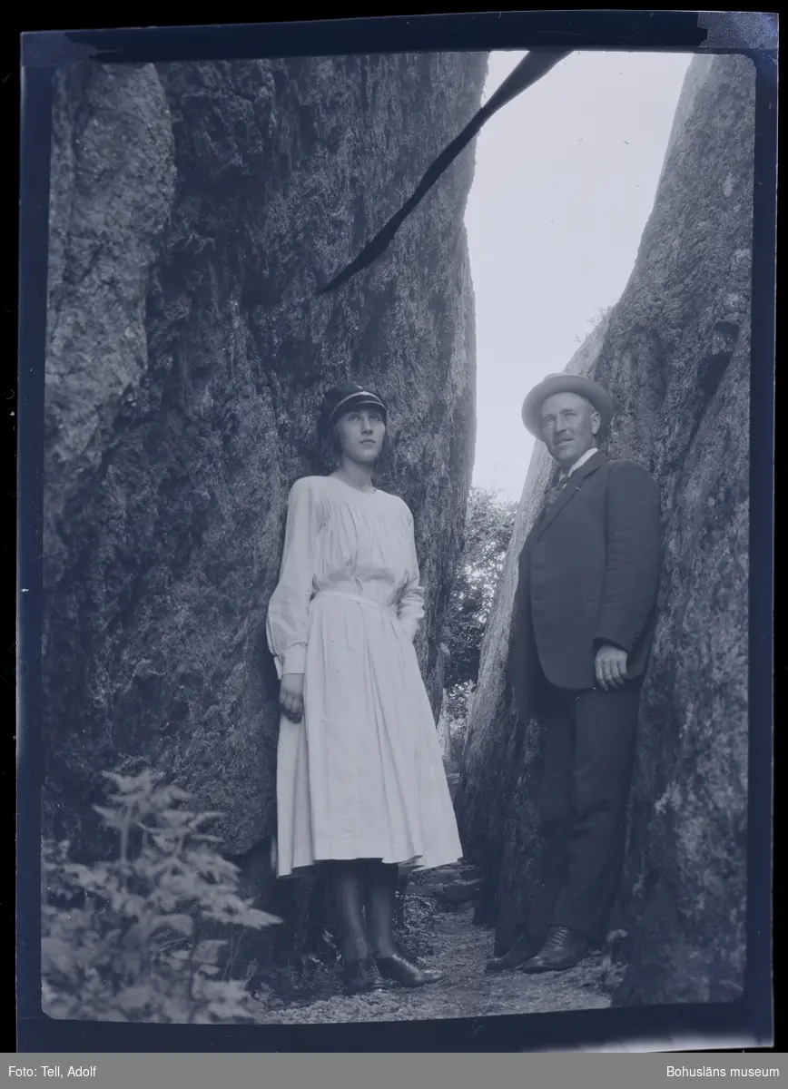 Två personer ståendes i en bergsskreva.