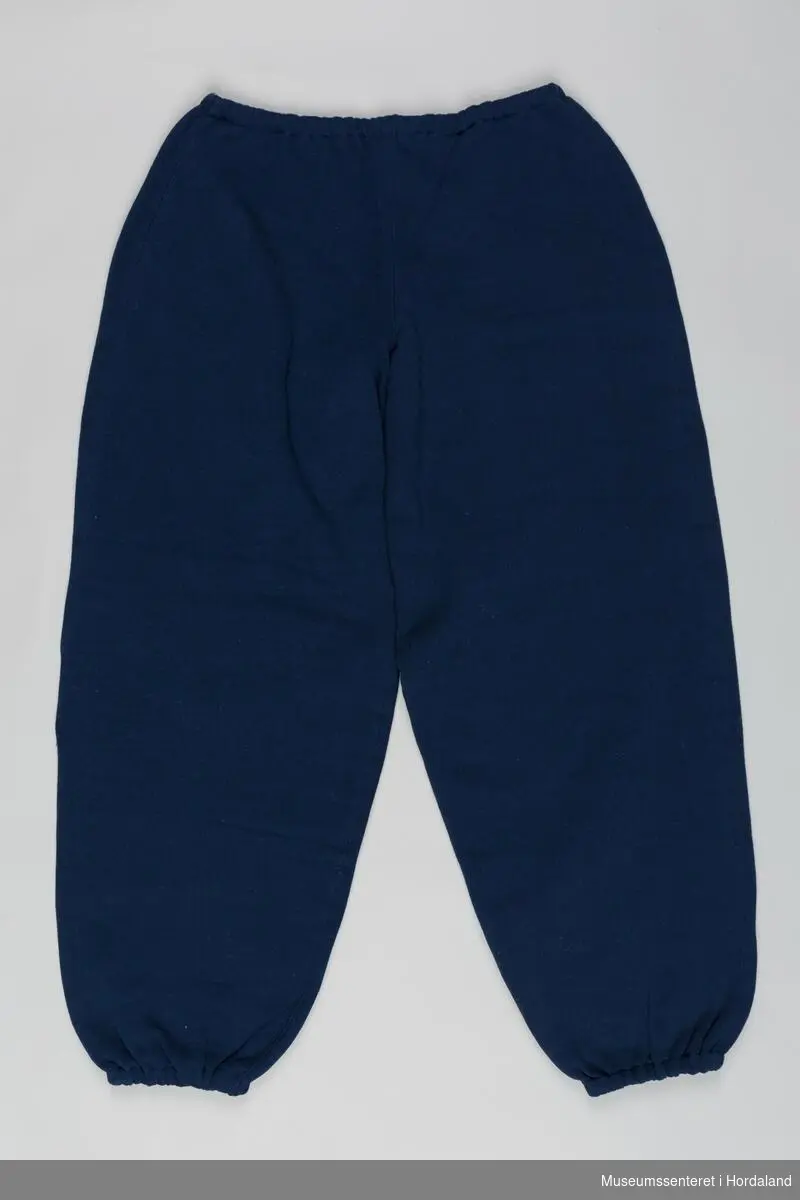 Vid, marineblå bukse med strikk i livet og ved beina. strikka i eit tjukt stoff som er rua på innsida.