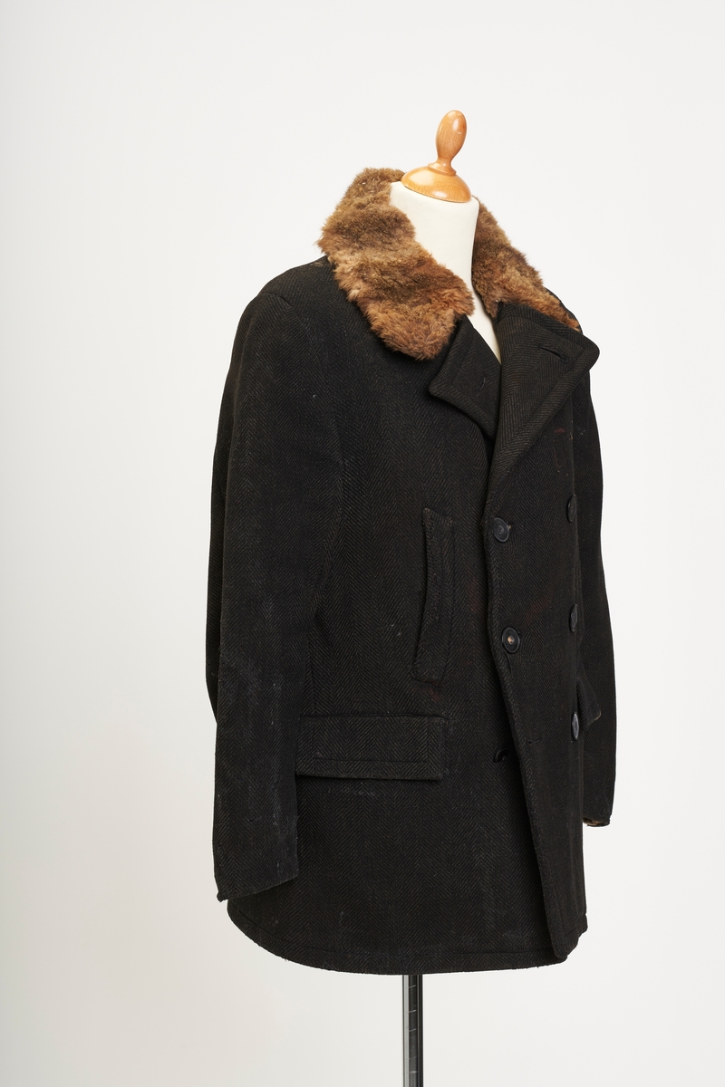 Form: Dobbeltspent jakke med pelskrave. 2 brystlommer, 2 lommer med klaff nede.
