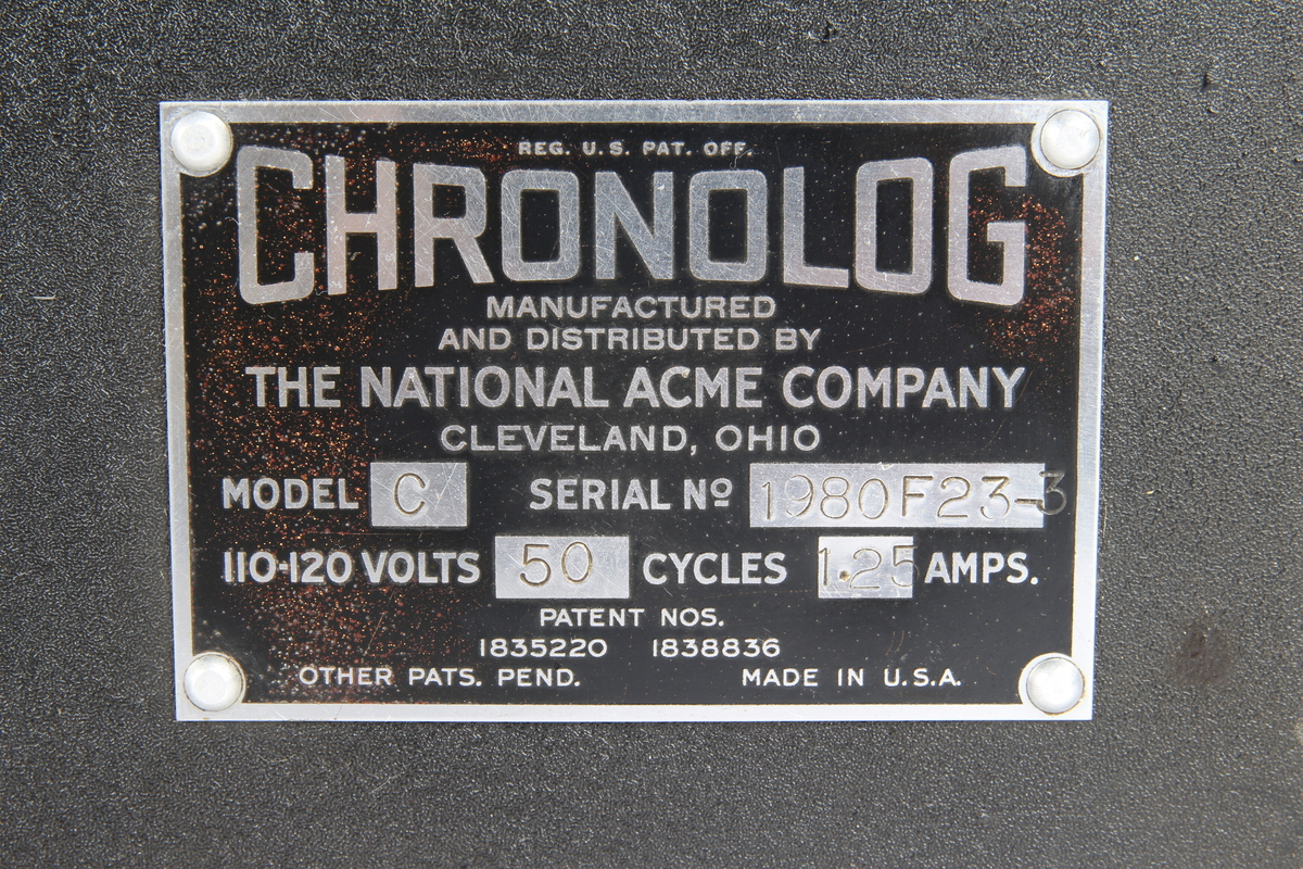 En Kronolog var et apparat som kunne kobles til maskiner i produksjonen. Til bruk for å registrere antall produksjonsenheter, oppdage avbrudd og årsaker til inaktiv tid. 

Produsert av «The national ACME company» Cleveland Ohio, USA.