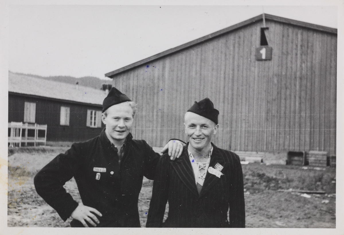 To fanger fotografert på Grini, fredsdagene 1945.