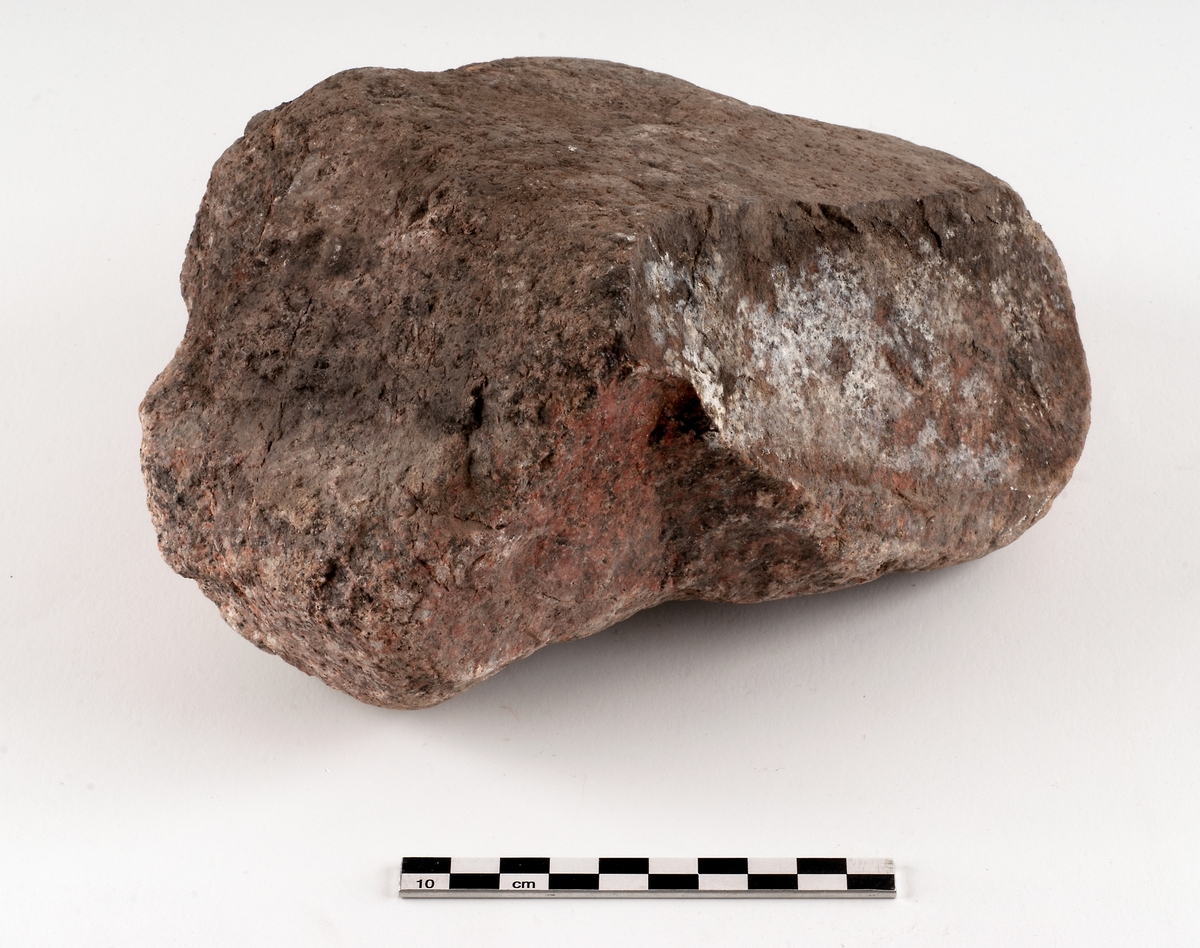 Bearbetade stenar. Röd granit, delvis huggen. Två av fragmenten har snedhuggen kant, det tredje fragmentet har två huggna kanter som bildar en ungefärlig rät vinkel.