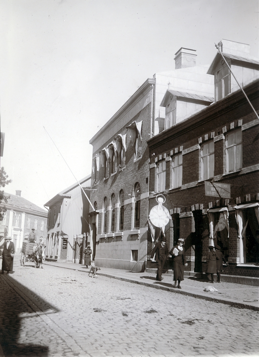 Ur byggmästare Johannes Nilssons fotoalbum från 1914. Göteborgs Bank på Storgatan 36 i Falkenberg, uppförd 1907-08.