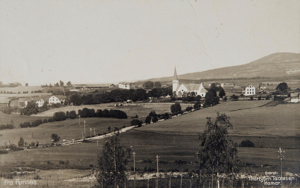 Postkort, Ringsaker, Furnes kirke, kulturlandskap, t.v. Vesle Deglum gård, Bjørke gård i bakgrunnen, Kirkenær skole til høyre