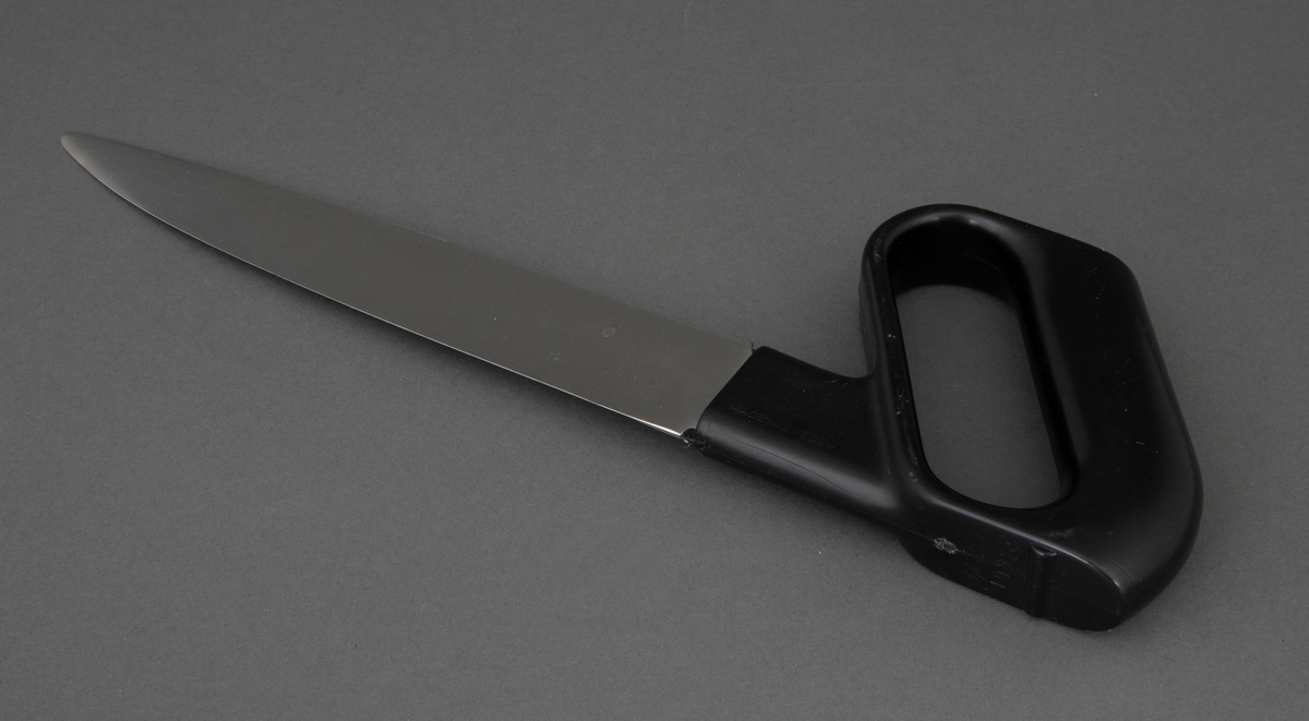 Pølsekniv med håndtak i svart plast og blad i rustfritt stål.