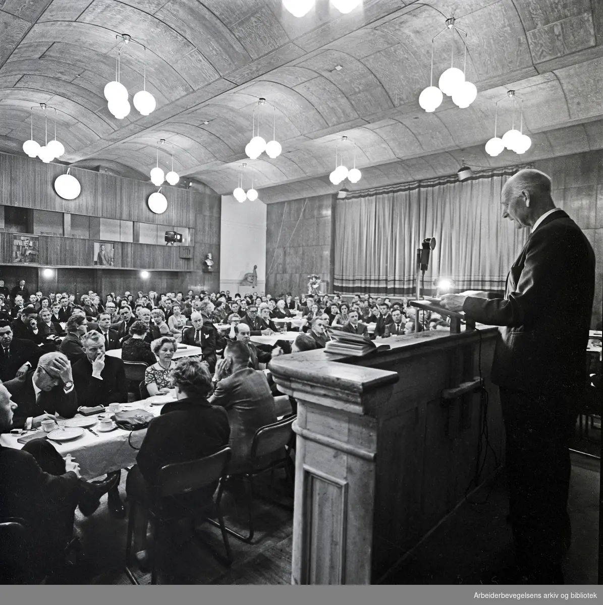 Einar Gerhardsen på talerstolen i Oslo Arbeidersamfund, april 1962.