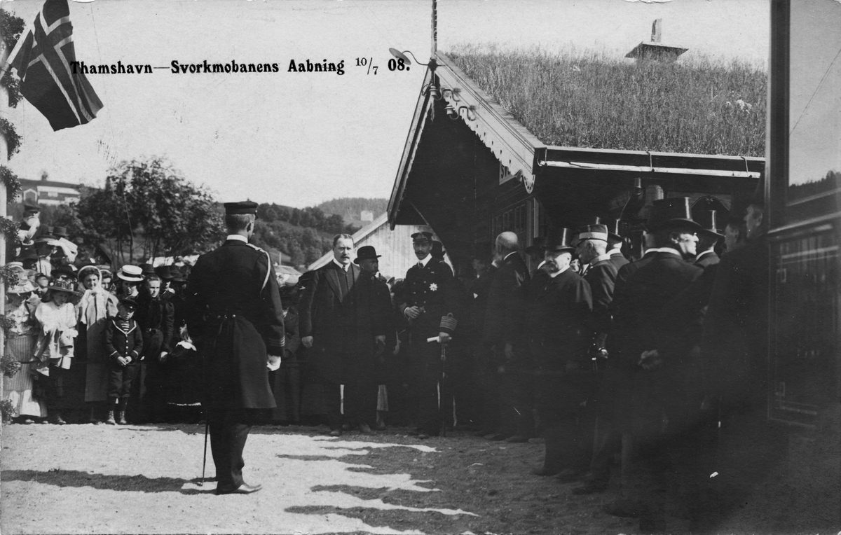 Åpning av Thamshavn - Svorkmobanen på Svorkmo stasjon med kong Haakon VII og Christian Thams tilstede.