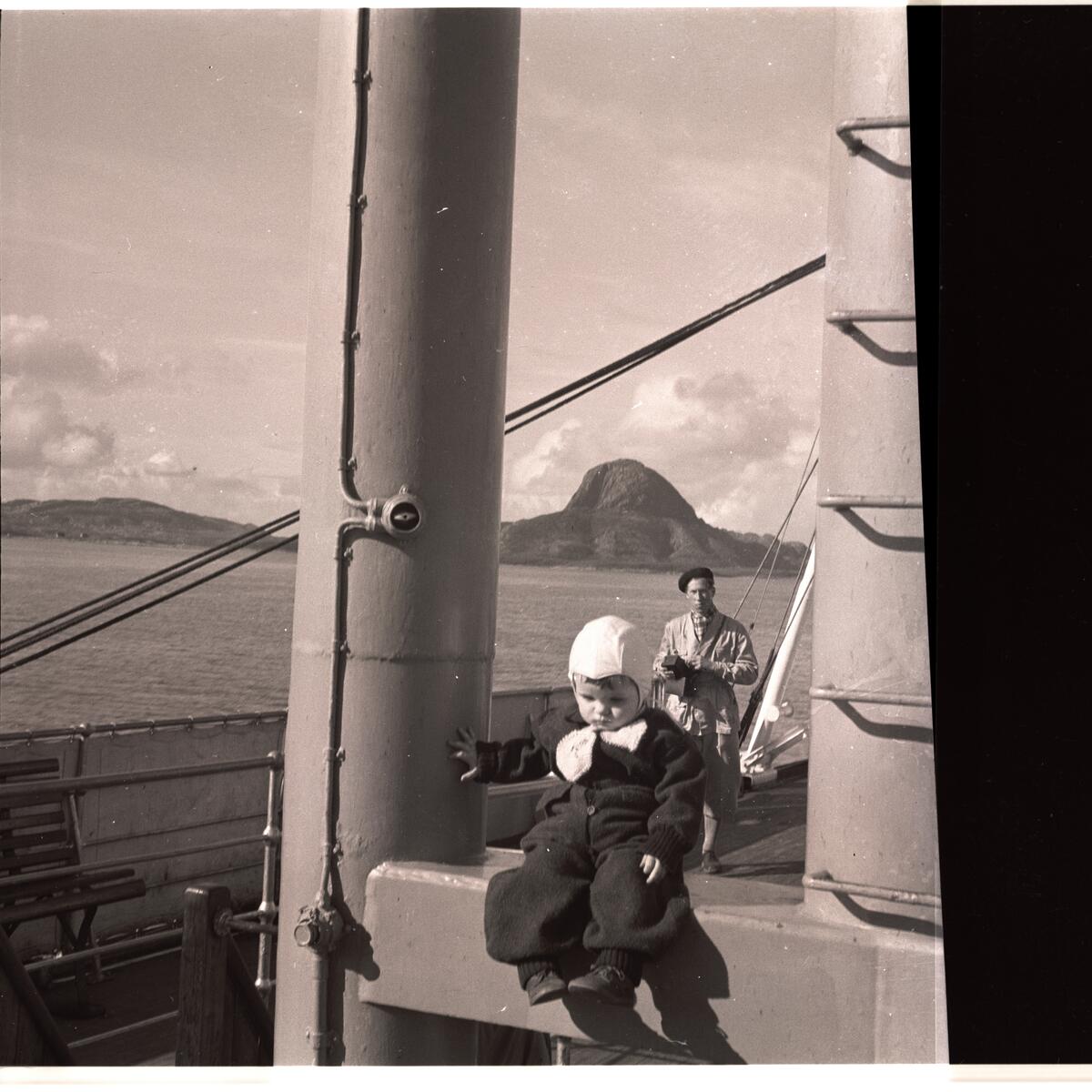 På reise fra Norge til Svalbard høsten 1952. Muligens ombord i Lyngen.