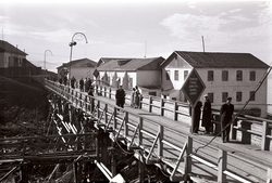 Beboerne i Grumant på en bro. Sysselmannsfullmektig Westeren