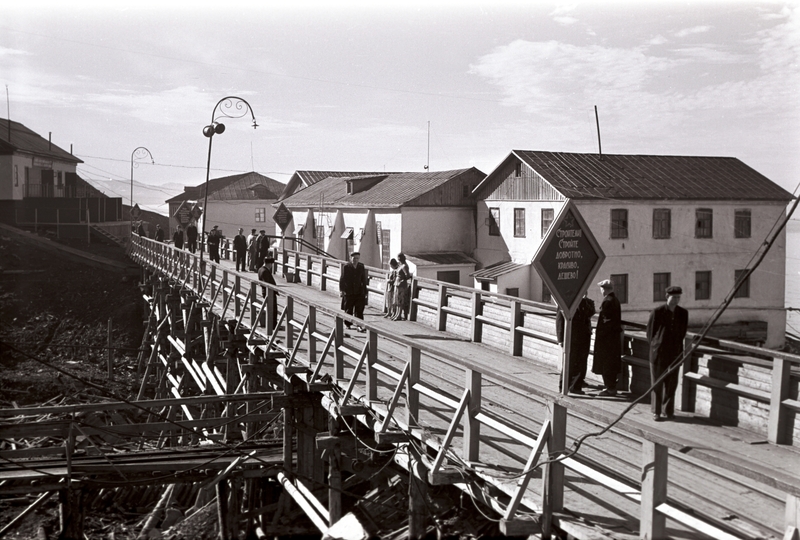 Beboerne i Grumant på en bro. Sysselmannsfullmektig Westeren, sysselmannsfullmektig Carl A. Wendt med flere besøker Grumant i 1960.