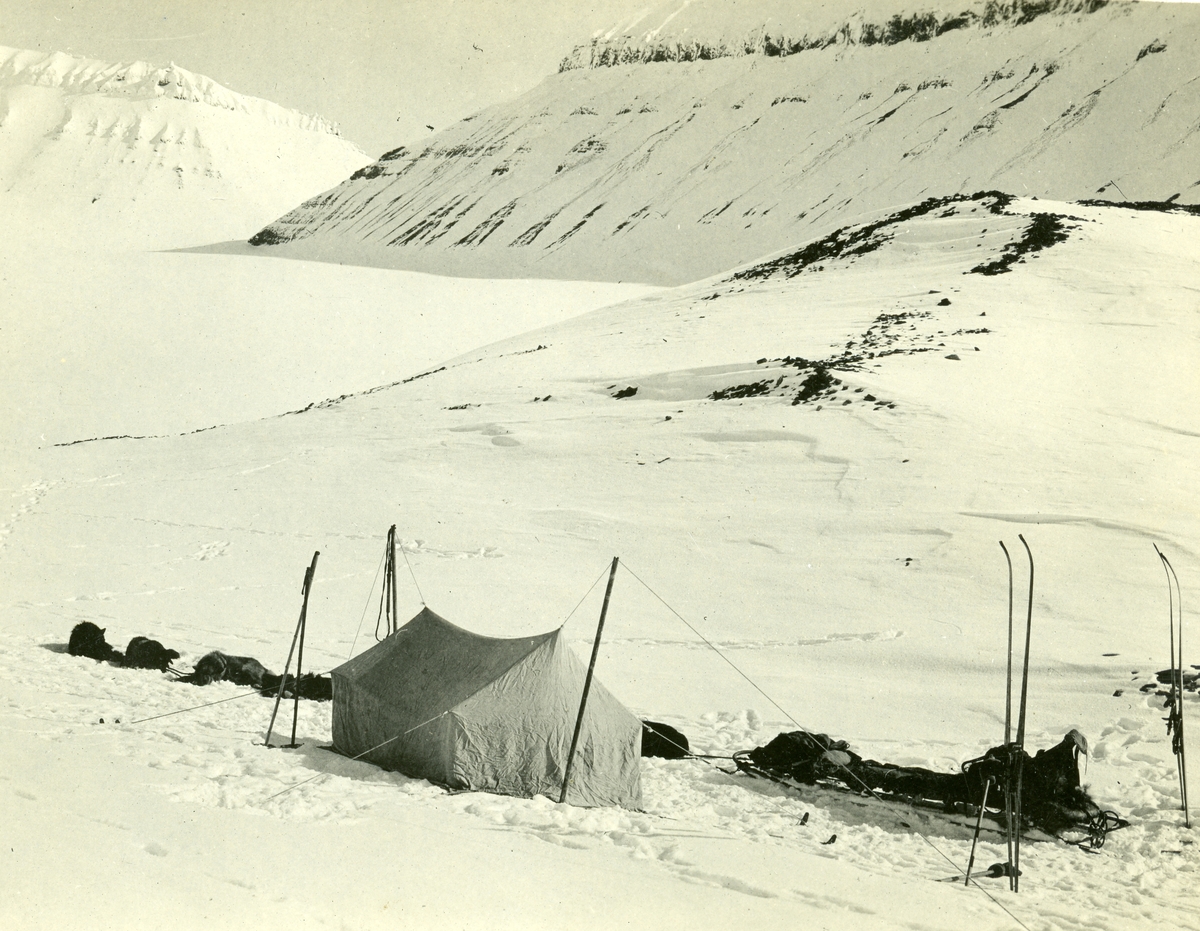 Bilde fra den nederlandske gruveperioden i Barentsburg/Green Harbour. Etter Count Van Hogendorp, en nederlandsk ingeniør rundt 1922 i Barentsburg. Leir ved Verlegenhuken