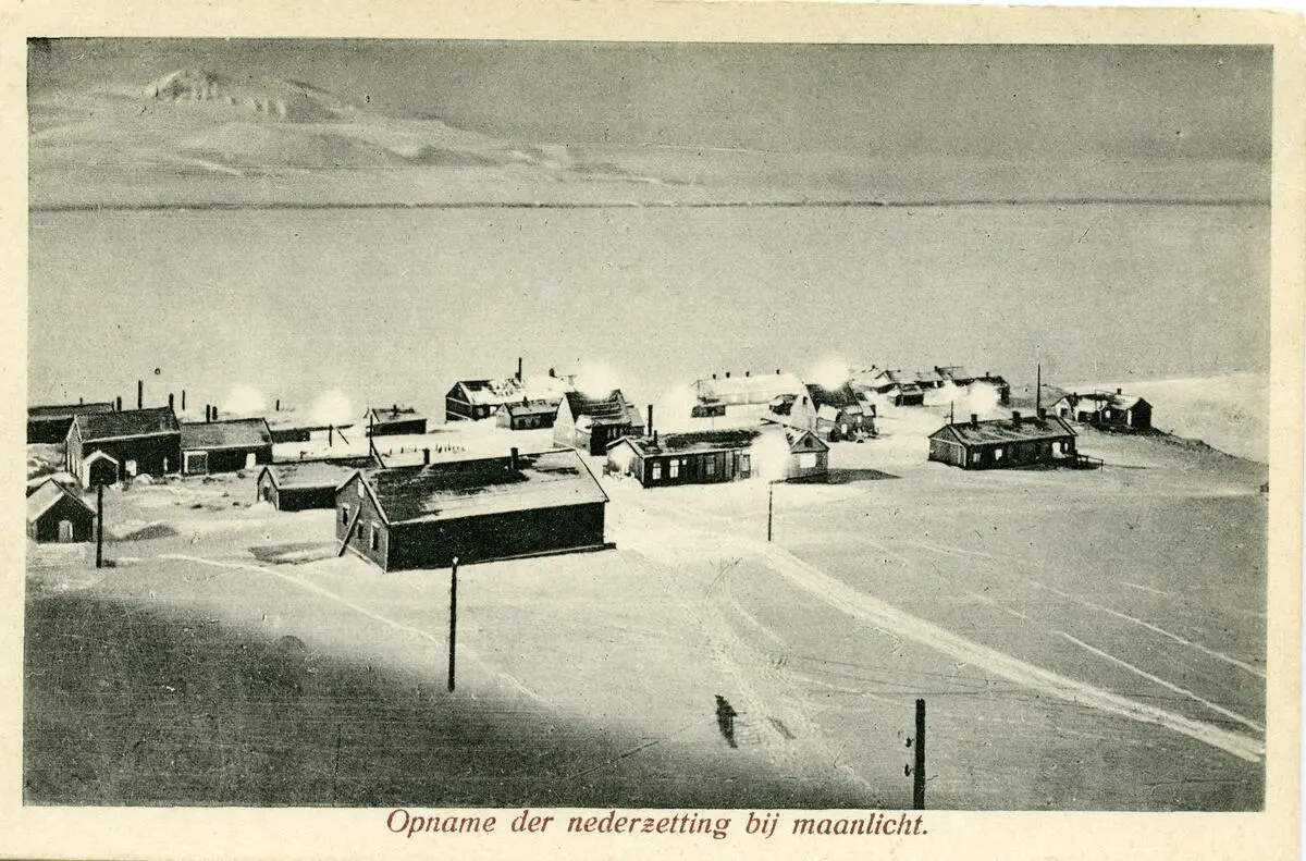 Bilde fra den nederlandske gruveperioden i Barentsburg/Green Harbour. Etter Count Van Hogendorp, en nederlandsk ingeniør rundt 1922 i Barentsburg. Postkort Nespico