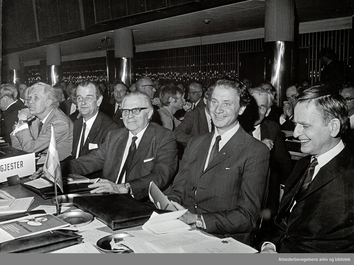 Svenske gjester på Arbeiderpartiets landsmøte i mai 1971. Fra høyre Olof Palme, Sten Andersson og Gunnar Sträng.