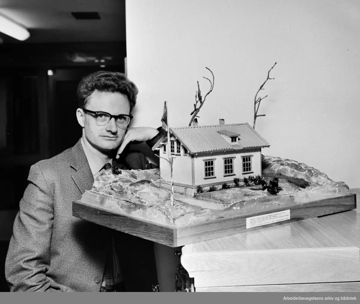 Lederen for Arbeiderbevegelsens arkiv og bibliotek, Arne Kokkvold med en modell av bygningen hvor Arbeiderpartiet ble stiftet (22. august 1887). Modellen ble laget av Rolf Larsen. Foto Juni 1967