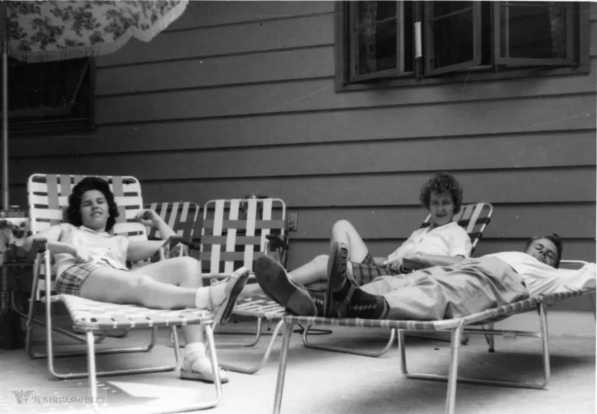 "Juli 1962"."Bjørg, K og meg på patio bak huset vårt"