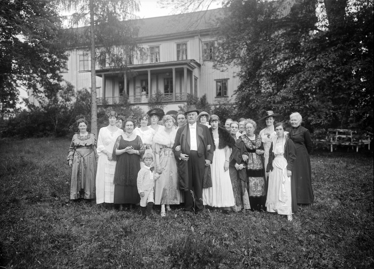 Kapten Carl Ridderborg med gäster i parken till sitt gods Ribbingshov i Norra Vi. Bilden tagen i samband med Ridderborgs 60-årsdag.