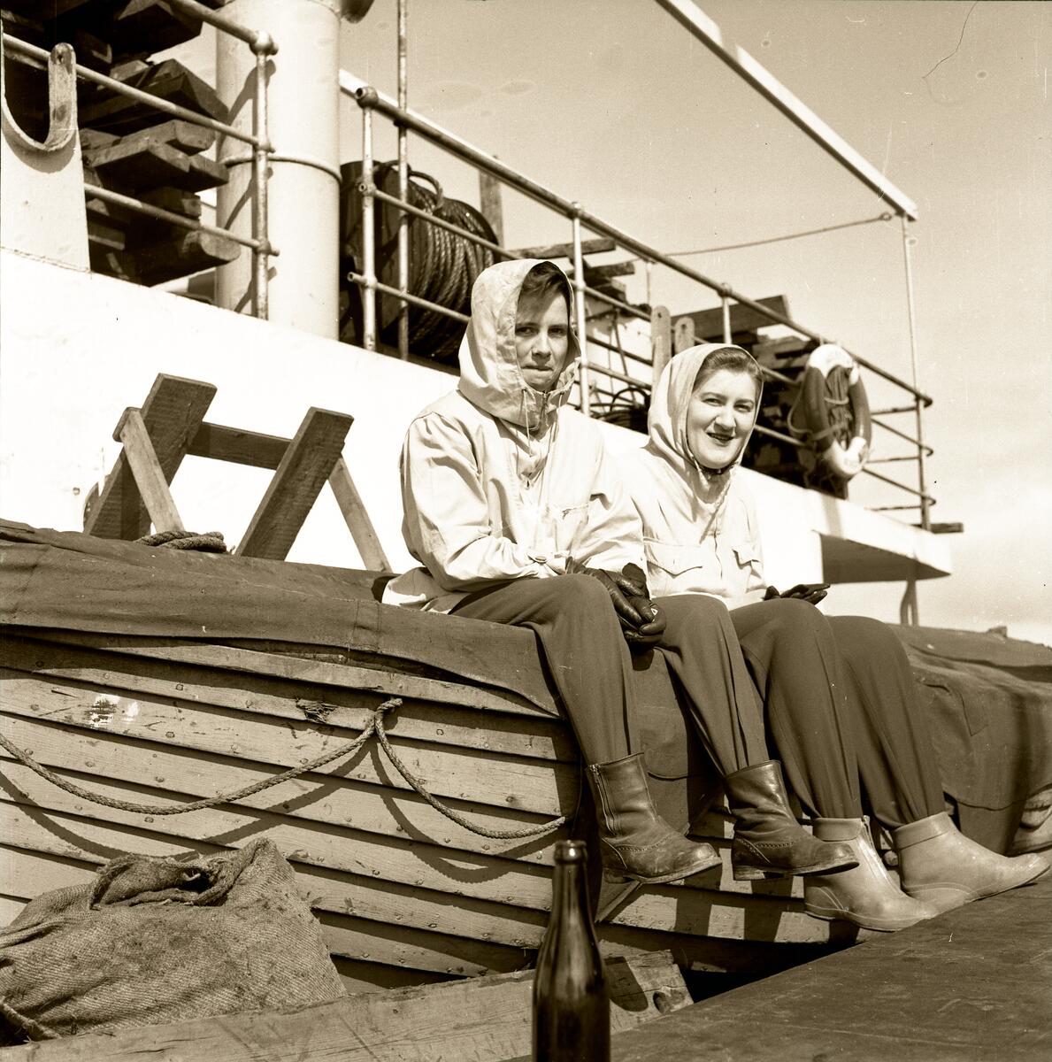 To kvinner på dekket til skipet Ingerfem på vei til det norske fastlandet.