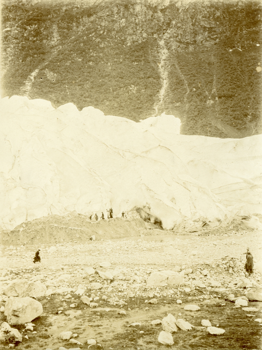 Turister foran isbrefront. Bildet kommer fra fotoalbum med gjenstandsnummer SVB 01366.
