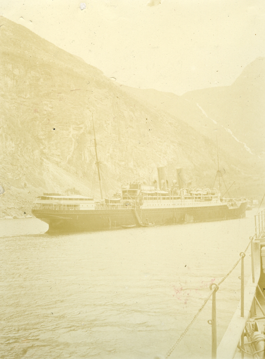 SS Blucher i en fjord. Bildet kommer fra fotoalbum med gjenstandsnummer SVB 01366.