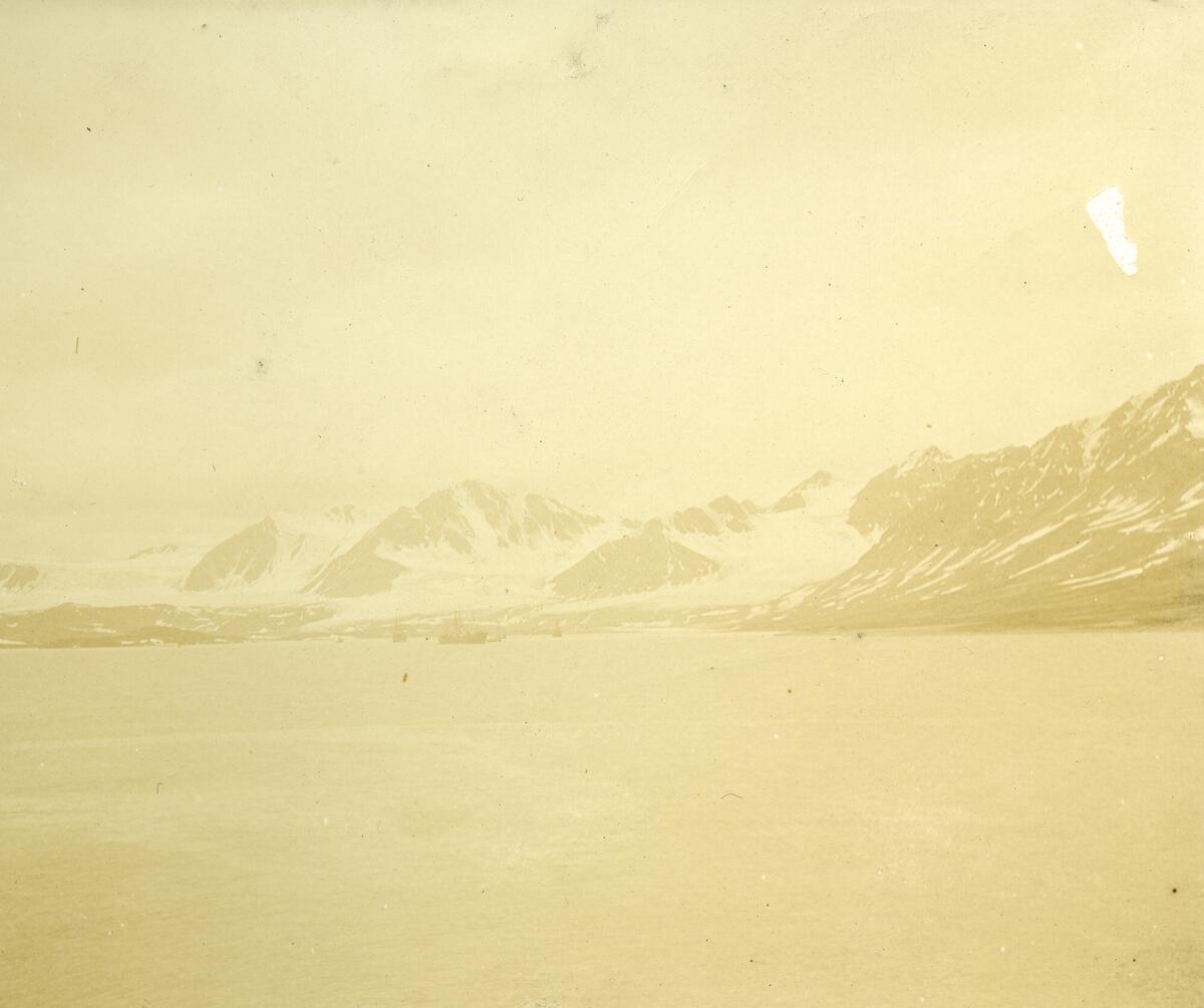 Bildet kommer fra fotoalbum med gjenstandsnummer SVB 01366. Utsikt mot Recherchefjorden.