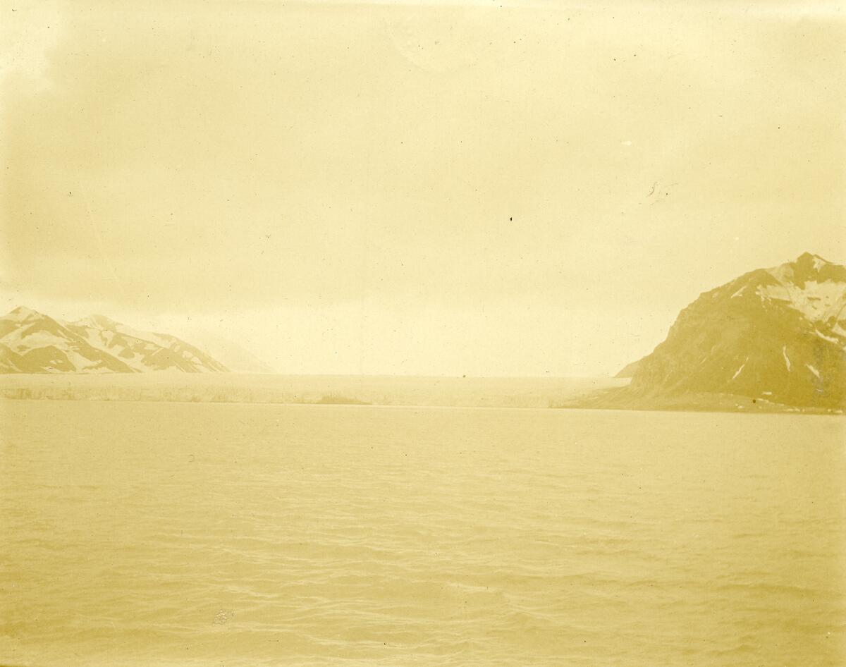 Bildet kommer fra fotoalbum med gjenstandsnummer SVB 01366. Utsikt mot Recherchefjorden.