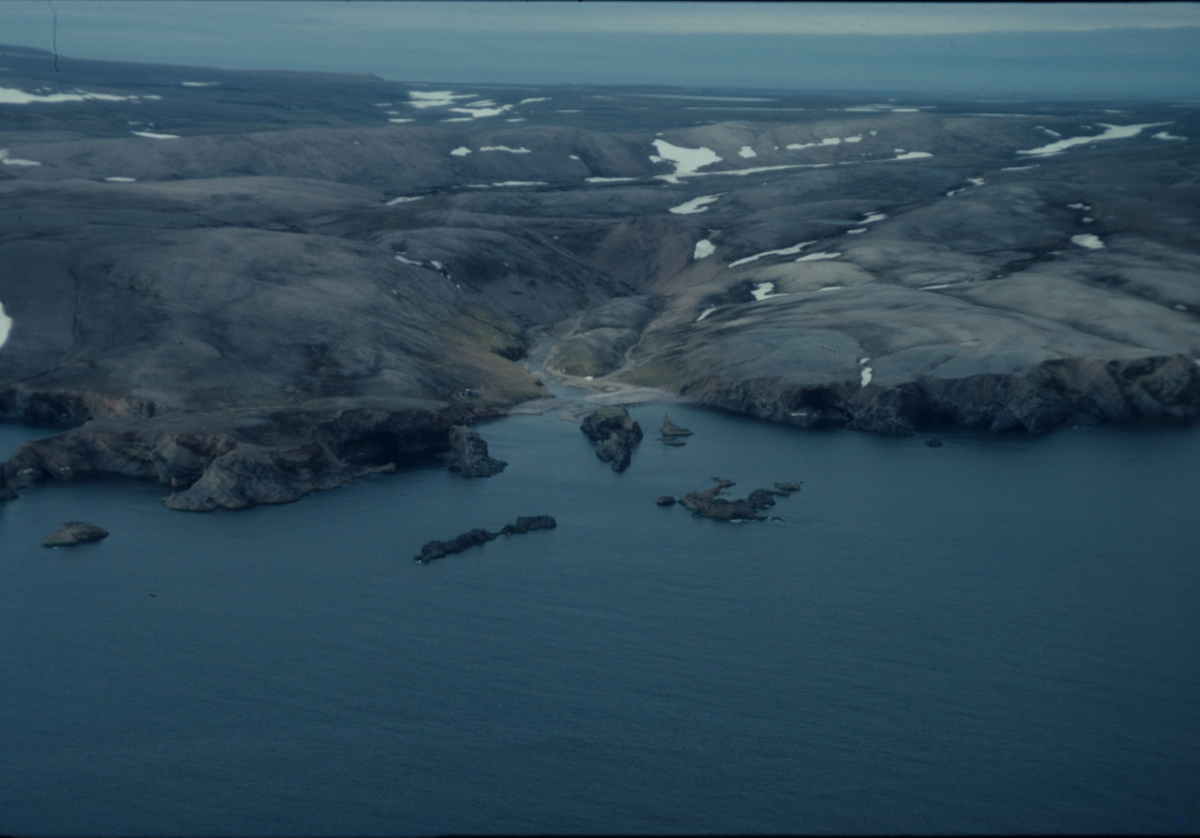 Utsikt mot Bjørnøya fra flyet.