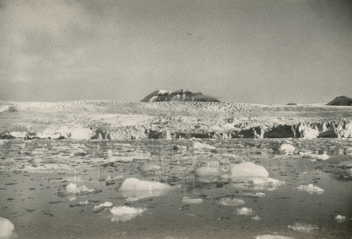 Bildet kommer fra The Cambridge Spitsbergen Expedition. Ekspedisjonen besto av seks menn, de fleste var geomorfologer, som dro fra England til Svalbard via Nordkapp og Bjørnøya om bord på Lyngen sommeren 1938. Målet deres var å kartlegge området rundt Nordenskioldbreen, Gipsvika og Brucebyen.  Nordenskiöldbreen.
