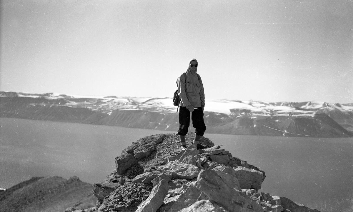 Bildet kommer fra The Cambridge Spitsbergen Expedition. Ekspedisjonen besto av seks menn, de fleste var geomorfologer, som dro fra England til Svalbard via Nordkapp og Bjørnøya om bord på Lyngen sommeren 1938. Målet deres var å kartlegge området rundt Nordenskioldbreen, Gipsvika og Brucebyen. Skannet fra negativ.