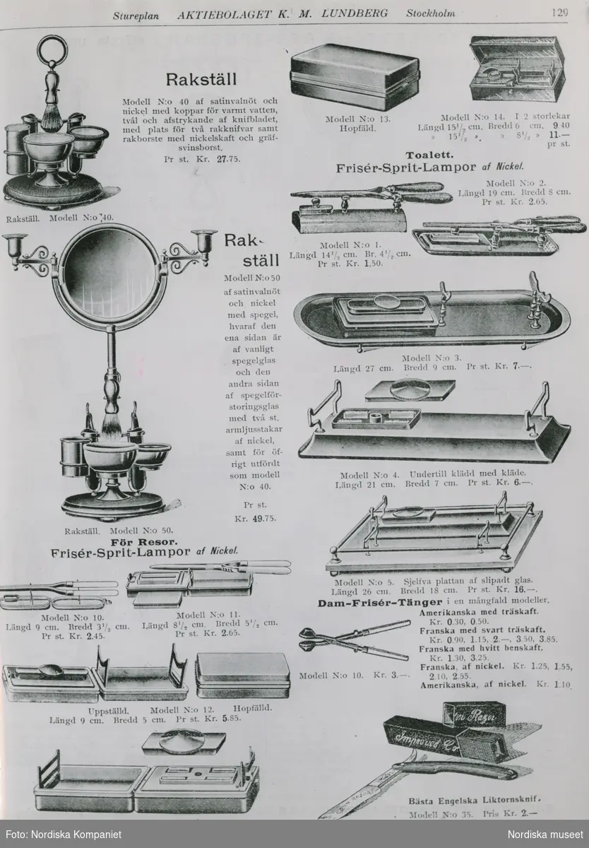 Avfotograferad katalogsida med rakdon samt frisértänger och spritlampor. Nordiska Kompaniet. På baksidan med blyerts: "K.M. Lundberg Katalog 1901"