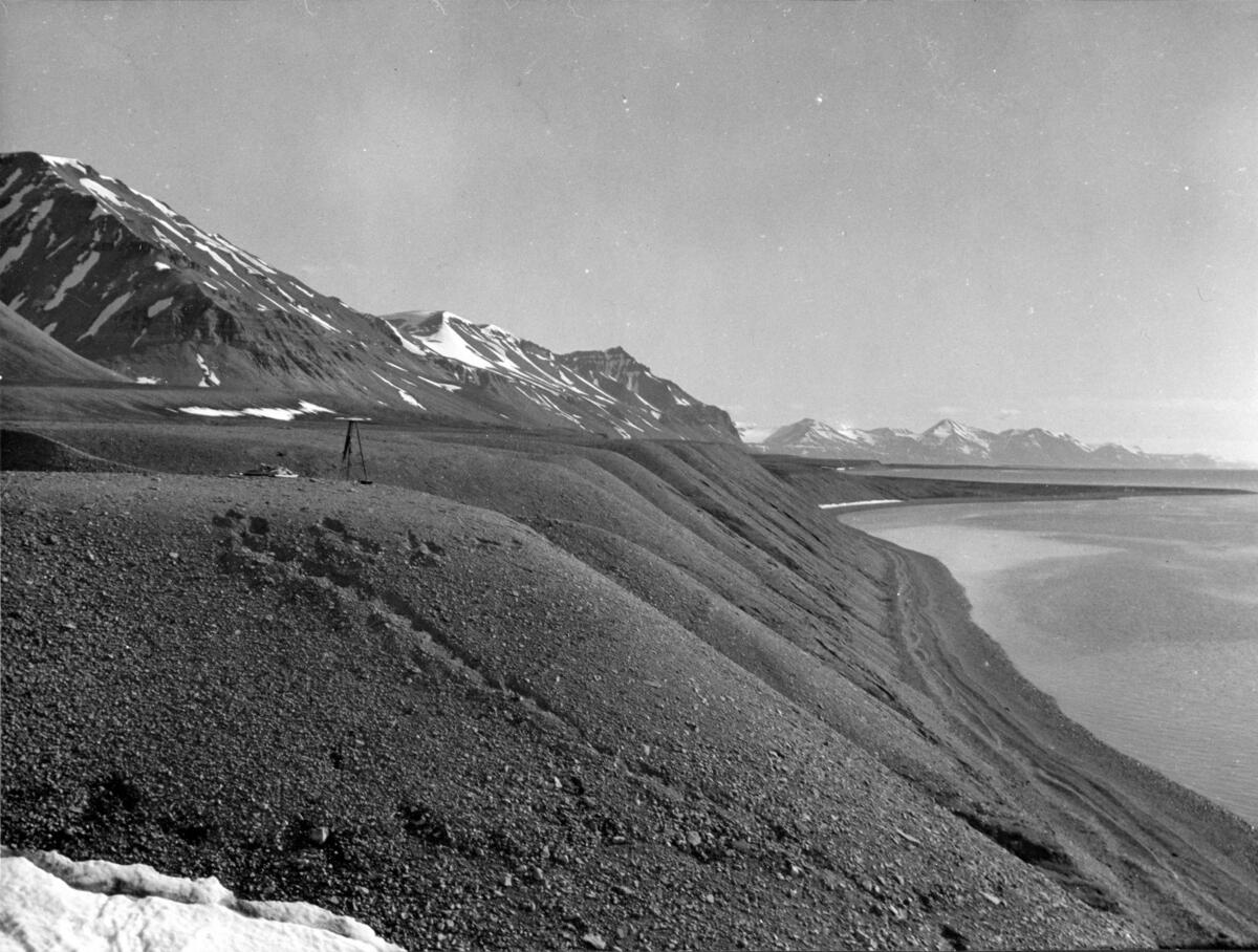 Måleinstrument. Bildet kommer fra The Cambridge Spitsbergen Expedition. Ekspedisjonen besto av seks menn, de fleste var geomorfologer, som dro fra England til Svalbard via Nordkapp og Bjørnøya om bord på Lyngen sommeren 1938. Målet deres var å kartlegge området rundt Nordenskioldbreen, Gipsvika og Brucebyen.