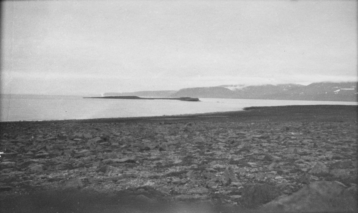 Gåsøyane. Bildet kommer fra The Cambridge Spitsbergen Expedition. Ekspedisjonen besto av seks menn, de fleste var geomorfologer, som dro fra England til Svalbard via Nordkapp og Bjørnøya om bord på Lyngen sommeren 1938. Målet deres var å kartlegge området rundt Nordenskioldbreen, Gipsvika og Brucebyen.