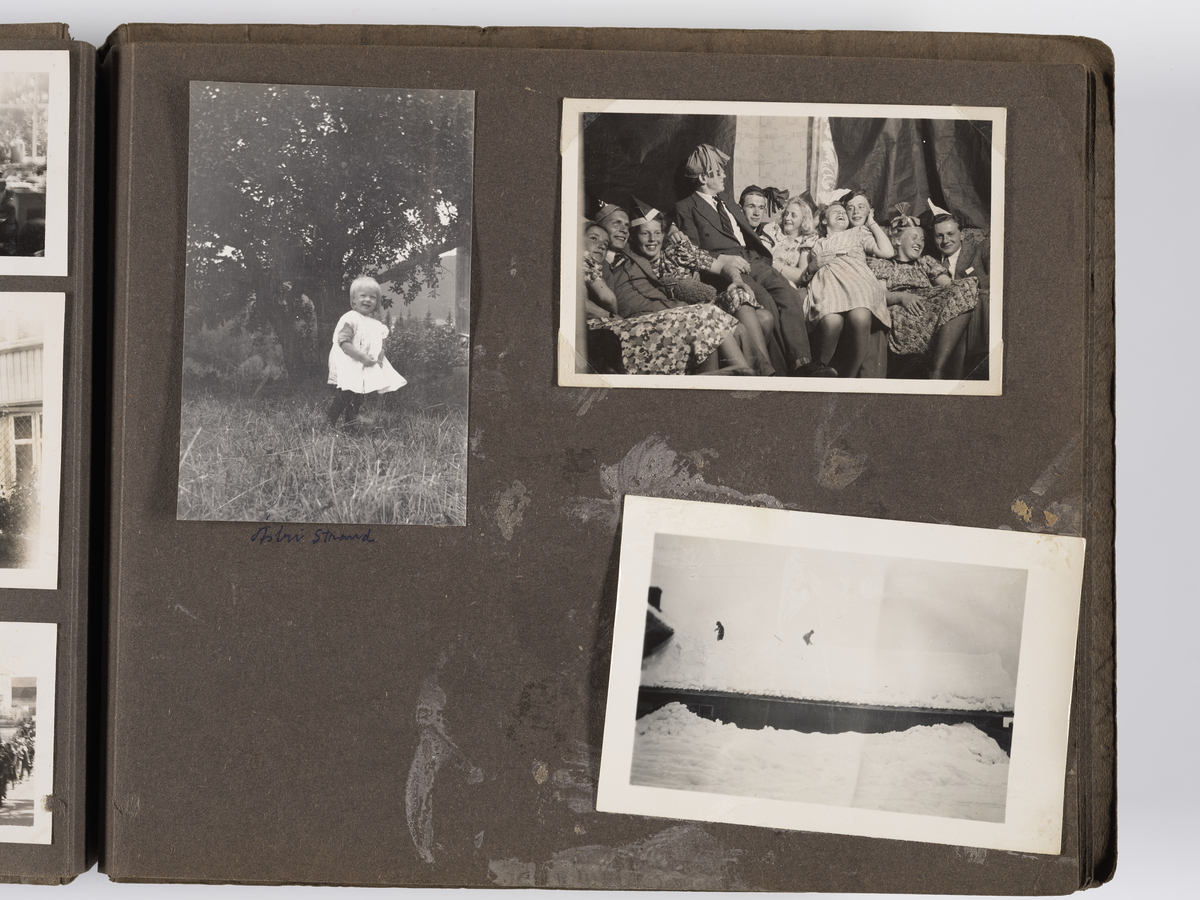 Diverse familiebilder til Synnøve Brændshøi tatt mellom 1936 og ca. 1940. 

Albumet inneholder bilder fra Nakkholmen (1936), Gardefjell (1938), og bilder av Kronprins Olav på Trandum tatt i 1938.

