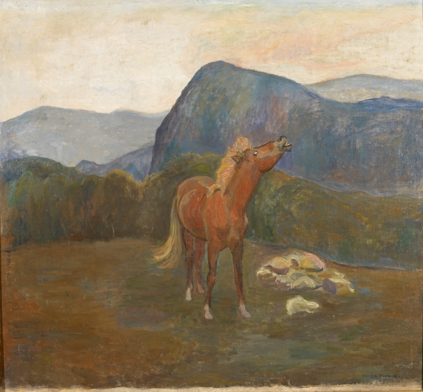 Vrinskende rødbrun hest, blå fjellrygger i bakgr.