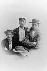 Portrett av tre unge menn, i midten Walter Pettersen, 18-20 