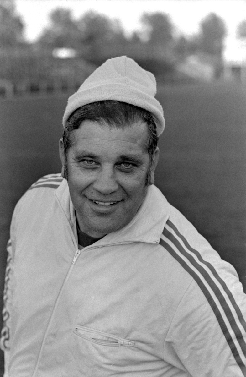 En leende Gunnar Nordahl på Folkungavallen i Linköping 1971. Samma år hade han tagit över tränarrollen för IF Saab, något som bekant kom att bidra till klubbens  allsvenska avancemang 1973.