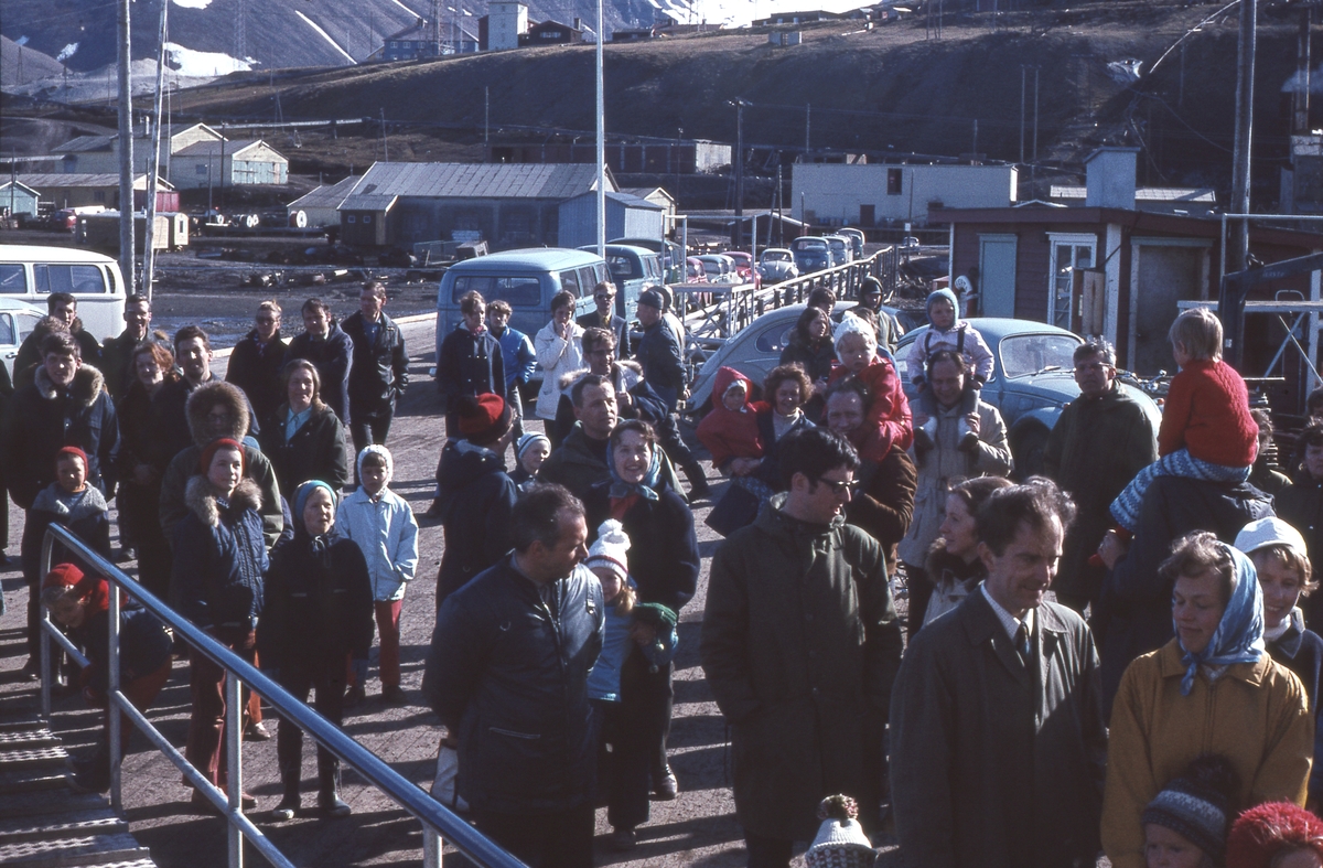 Folk på kaia/Gamlekaia som venter på båt på 60-tallet