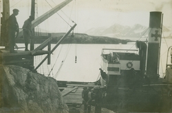 Fraktebåten Activ ved kaia i Ny-London på Blomstrandhalvøya.