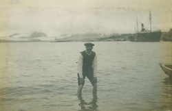 En mann står i sjøen i Ny-London på Blomstrandhalvøya. Frakt