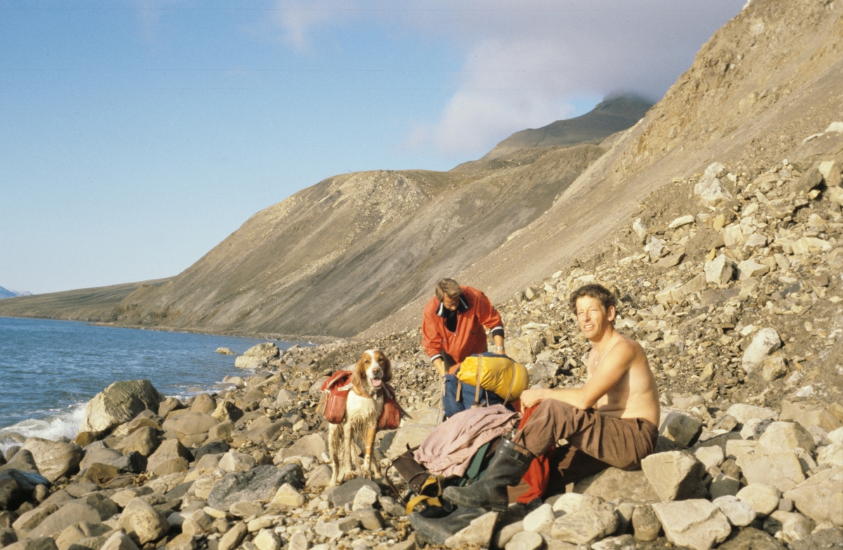 To menn og hunden Snorre på fjelltur. Originalen returnert til giveren.