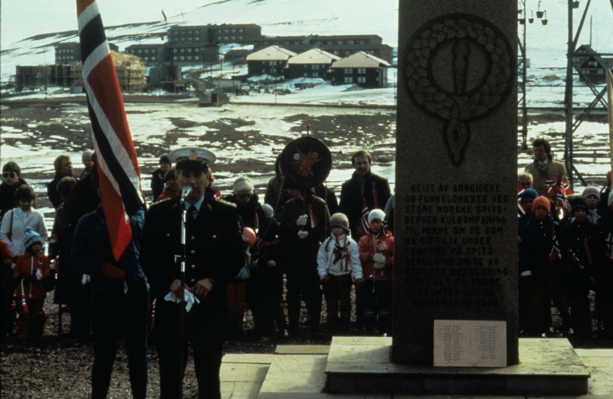 17. mai ved minnesmerket på Svalbard over falne i krigen 1940-1945.