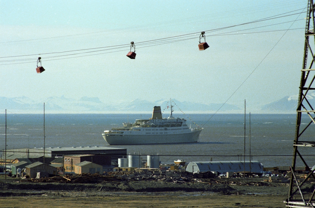 Cruiseskip ved kaia i Longyearbyen.