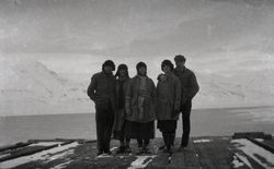 To menn og tre kvinner på kaia i Longyearbyen.