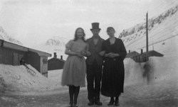 To kvinner og mann på vei i Longyearbyen.