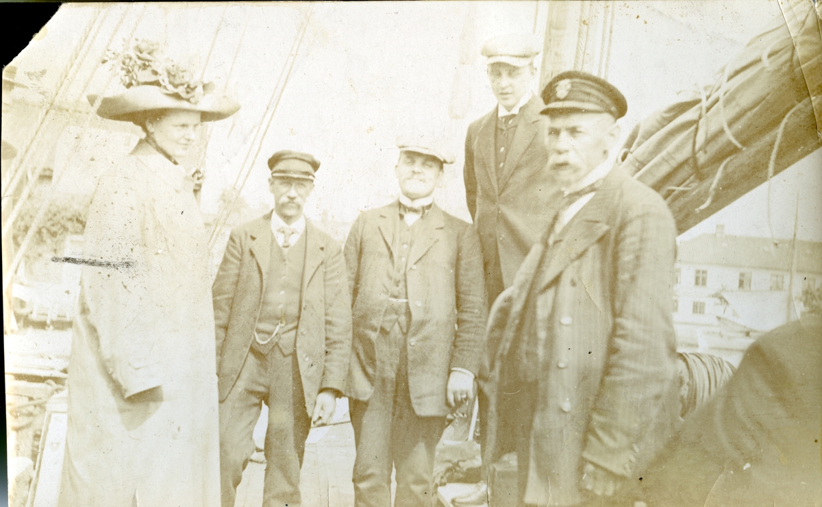 En kvinne og fire menn på dekket av en seilskute på fastlandet i 1914. Jens Kristoffer Bay nummer to fra høyre. I 1914-15 var han sjef for en overvintringsekspedisjon på Svalbard.