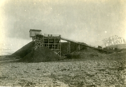 Postkort av gruveanlegg og skinner i Ny- Ålesund ca.1919, fo