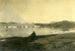 Postkort av Kongsfjordbreen ved  Ny- Ålesund ca.1919, en man